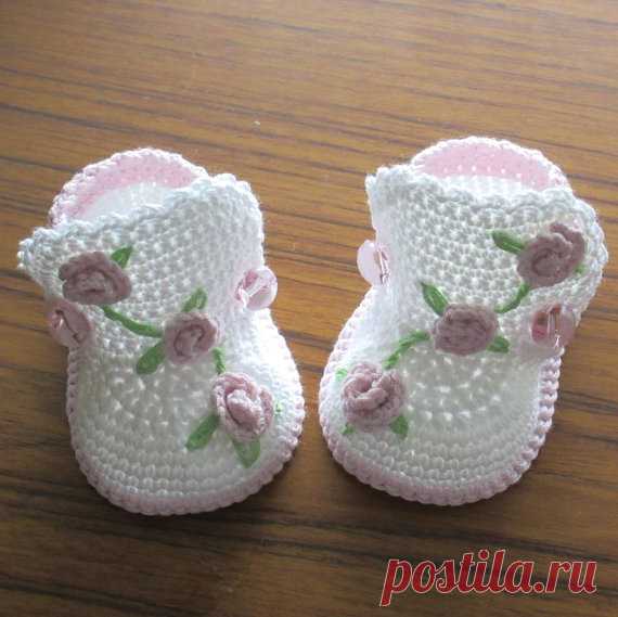 Crochet baby boots,Crochet baby shoes,Crochet booties,Crochet roses These cute little boots will be a great addition to any baby girl wardrobe. Made with a blend cotton&acrylic yarn. Decorated with tiny crochet roses and embroidered leaves.  Please note these booties are Made to Order. Please indicate the size required in the message to seller when purchasing. If a size is not indicated, size 3 months will be shipped.  preemie - 2.5 (6.5 cm) 0 months - 3 (7.5 cm) 3 months ...