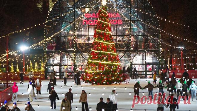 На Болотной площади открылся бесплатный каток проекта "Сделано в Москве". На Болотной площади возле флагманской площадки проекта "Сделано в Москве" начал работу бесплатный каток. Он стал частью арт-павильона "Фабрика подарков", где посетители могут приобрести товары столичных производителей - ...