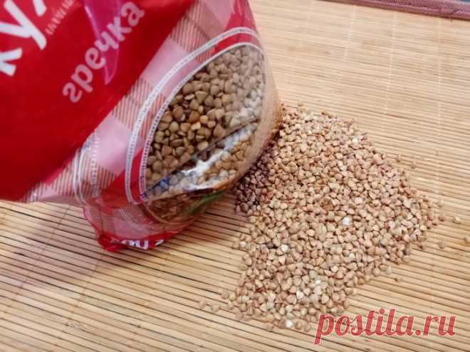 Зачем дачники посыпают землю крупой: вместо органики и дорогой химии. Используйте только несоленую и необработанную термически крупу.