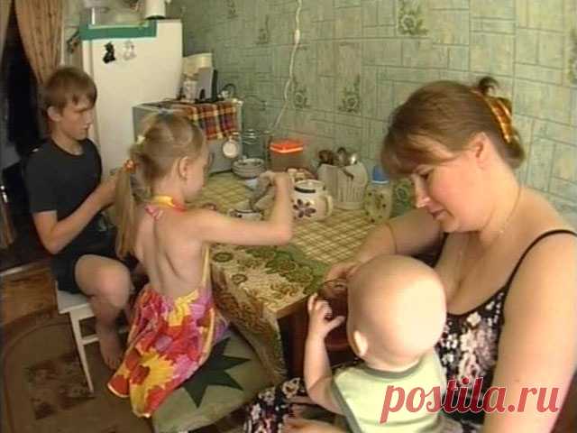 Почему я должна материально помогать глупой бабе, которая размножаться научилась,а зарабатывать на своих детей не научилась?