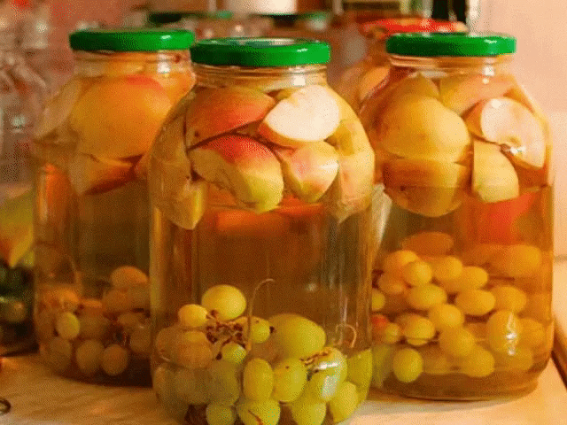 Вкуснейший компот ассорти
Возьмите себе на заметку, очень вкусно! 
На 3-х литровую банку - 
2 яблока, 
2 персика, 
горсть винограда, 
3-4 дольки апельсина, 
300 г. сахара. 
Приготовление: 
Фрукты помыть. Персики и яблоки порезать на дольки, апельсины- кружочками.Выложить в банку. Залить кипятком и дать постоять минут 10. Затем слить воду в кастрюлю, добавить сахар, довести до кипения и кипятить 5-7 минут. Залить банки горячим сиропом и закатать. Вместо персиков можно взять нектаринку или абр