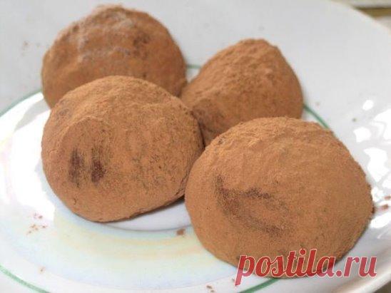 Трюфели домашние
Для трюфелей нам нужно: 
-воды кипяченой 150 мл, 
-пачка сливочного масла (200-граммовая), 
-200 грамм сухого молока (смеси), 
-100 грамм какао 
-стакан (250 г) сахара. 
Для разнообразия можно брать орехи (для начинки), а можно молотые вафли для обсыпки, но я бы рекомендовала первый раз сделать классические трюфели без добавок - прочувствуйте этот вкус ;)
Первым делом мы топим на медленном огне масло в воде и добавляем туда сахар. Варим всю эту смесь до полного (!) растворени