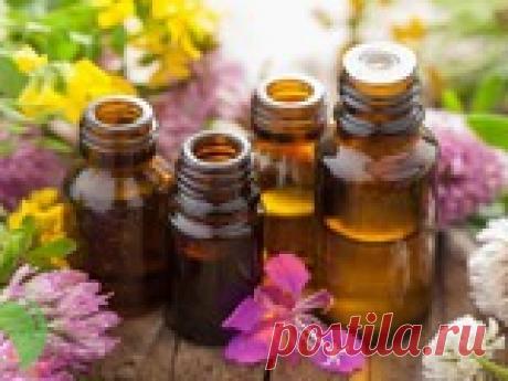 Эфирные масла в хозяйстве Всевозможные эфирные масла хороши не только для ароматерапии – немало пользы они принесут и в хозяйстве! Всего лишь несколько капелек этих душистых субстанций в сочетании с некоторыми иными ингредиентами способны заменить весьма внушительный ассортимент средств довольно агрессивной бытовой химии – смягчающие кондиционеры для одежды, высокоэффективные средства для мытья посуды, а также пятновыводители и даже освежители для любимой обуви. А еще с до...