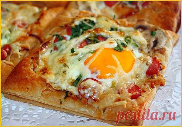 Слойка на завтрак.  
Быстро и вкусно! Угощайтесь на здоровье от Элины.     
Элина живёт в Бельгии. И там старается поддерживать и культивировать традиции русской кухни, увлеченной поклонницей которой, она является с ранних лет. Её талант неоспорим, что говорить, посмотрите и попробуйте сами!