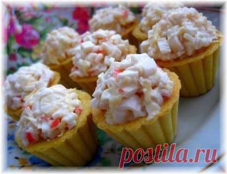 Тарталетки - 7 рецептов! 
 
1. Тарталетки закусочные 
 
Тарталетки-15 шт. 
Сыр плавл.(дружба)-1 шт. 
Огурец св.-1 шт. 
Яйцо вар.-1 шт. 
Рыбка красн.-200 гр. 
Майонез-2 стол.л. 
 
1.Сыр,яйцо,. натереть. 
2.Рыбу(оставить немного для украшения) ,огурец нарезать мелк. кубиком. 
3.Всё соединить+майонез,выложить на тарталетки,украсить по вашему желанию. 
 
2. Тарталетки из картофеля с куриным филе под чесночно-сырным соусом. 
 
Несмотря на длинное название, эти тарталетки просты...