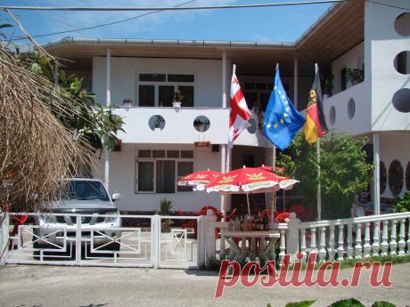 Гонио - это пригород Батуми, с одной стороны, а с другой - Сарпи и граница с Турцией (в 5-ти минутах езды). Здесь тихо, это бухта для спокойного отдыха.