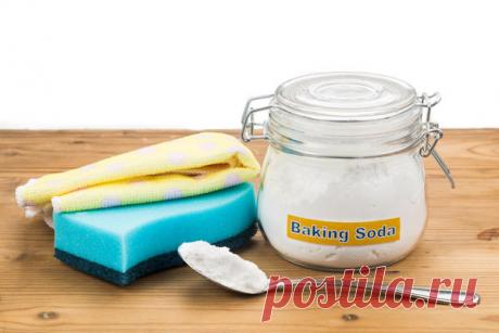 Для кафеля, раковины и ванны=Просто нанесите немного соды на губку и используйте точно так же, как и любое другое моющее средство: тщательно протрите загрязненную поверхность (кафельную плитку, раковину, ванну), и смойте остатки водой.

Для удаления мыльного налета 
Устранить мыльный налет на шторке в душе или ванной можно следующим образом:
увлажните загрязненные места;
на губку (салфетку, щетку) насыпьте немного соды;
тщательно потрите места, где есть налет;