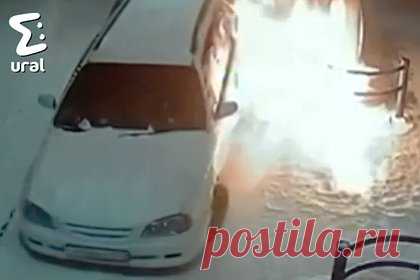 Россиянин решил проверить уровень бензина в машине зажигалкой и поджег заправку. В Среднеуральске Свердловской области мужчина решил проверить уровень бензина в автомобиле зажигалкой, поджег заправку и попал на видео. На появившихся кадрах видно, как мужчина наклоняется над бензобаком и пытается подсветить себе зажигалкой, чтобы проверить уровень бензина.