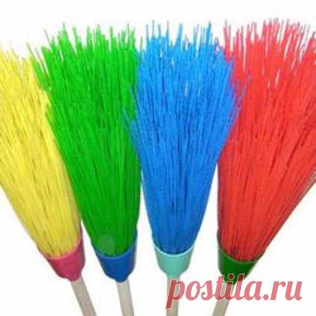 Магия веников и метелок. Я думаю мало, кто задумывался, что обычная уборка в квартире может представлять собой магическое действие, и, беря в руки обычный веник, вы можете привлечь в свою жизнь успех и богатство, а также можете навлечь на свою семью болезни и беды. Если обратиться к славянской мифологии, то веник и метла считались нечистыми, опасными предметами, колдуны и ведьмы использовали эти предметы в магических обрядах, но в тоже время все знали, что метла или веник могут служить