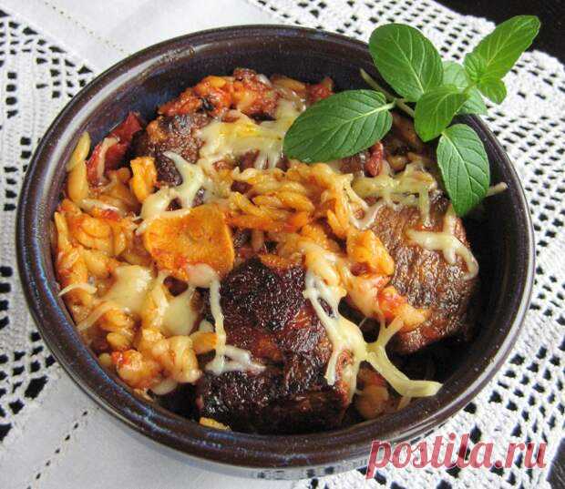 (29) Гюветси (мясо в горшочке, запечённое с пастой орзо) - БУДЕТ ВКУСНО! - медиаплатформа МирТесен Гюветси, Ювеци, Йуветци, даже Гювеч - это всё о нём, о керамическом горшке, в котором собственно и запекается это блюдо. Но в греческой кухне словом Гюветси называют мясо (чаще баранина или телятина), запечённое с помидорами и мелкими макаронными изделиями в виде ячменных зёрен. ИНГРЕДИЕНТЫ мясо -