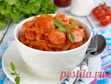 Квашеная капуста, тушёная с сосисками на сковороде Квашеная капуста, тушёная с сосисками на сковороде, - это простое и сытное блюдо, которое идеально подходит для ужина. Капуста становится нежной и пикантной, прекрасно сочетается с сосисками и томатным соусом.