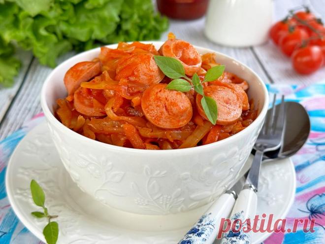 Квашеная капуста, тушёная с сосисками на сковороде Квашеная капуста, тушёная с сосисками на сковороде, - это простое и сытное блюдо, которое идеально подходит для ужина. Капуста становится нежной и пикантной, прекрасно сочетается с сосисками и томатным соусом.