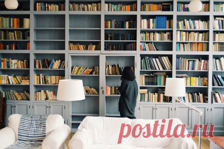 О трех способа чтения Хороший читатель читает книгу три раза. Это не означает «три раза подряд». Три способа чтения можно объединить в один, чтобы прочитать текст по-настоящему. Вот эти способы. 1. Структурный, или аналитический. При этом читатель движется от целого к частному. 2. Интерпретационный, или синтетический. Читатель движется от частного к целому. 3. Критический, или оценочный. Читатель оценивает автора и решает, согласен ли с его точкой зрения. Нередко читатели начинают с третьего:…