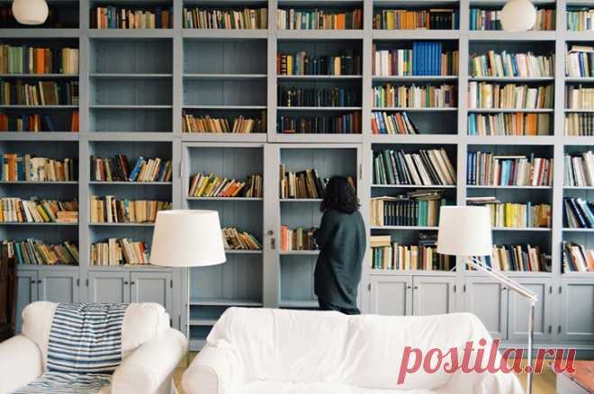 О трех способа чтения Хороший читатель читает книгу три раза. Это не означает «три раза подряд». Три способа чтения можно объединить в один, чтобы прочитать текст по-настоящему. Вот эти способы. 1. Структурный, или аналитический. При этом читатель движется от целого к частному. 2. Интерпретационный, или синтетический. Читатель движется от частного к целому. 3. Критический, или оценочный. Читатель оценивает автора и решает, согласен ли с его точкой зрения. Нередко читатели начинают с третьего:…