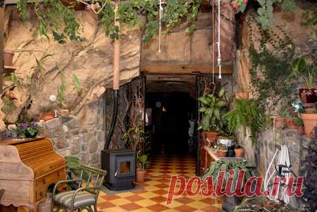 Чтобы расширить жилое пространство, эта семейная пара просто взорвала скалу | Чёрт побери Центральный вход в подземный дом. Эта супружеская пара приобрела участок земли в живописной местности штата Аризона. Но затем они столкнулись с проблемой: из-за особенностей скалистого ландшафта не находилось подходящего места для строительства дома. Вместо того, чтобы выровнять участок, супруги просто взорвали часть скалы и оборудовали себе жилище в образовавшейся пещере.   Снаружи к...