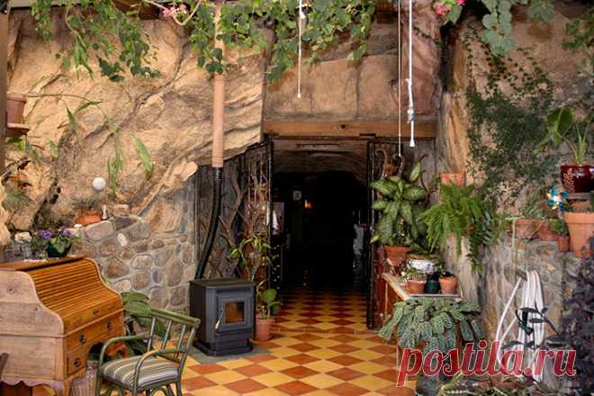 Чтобы расширить жилое пространство, эта семейная пара просто взорвала скалу | Чёрт побери Центральный вход в подземный дом. Эта супружеская пара приобрела участок земли в живописной местности штата Аризона. Но затем они столкнулись с проблемой: из-за особенностей скалистого ландшафта не находилось подходящего места для строительства дома. Вместо того, чтобы выровнять участок, супруги просто взорвали часть скалы и оборудовали себе жилище в образовавшейся пещере.   Снаружи к...