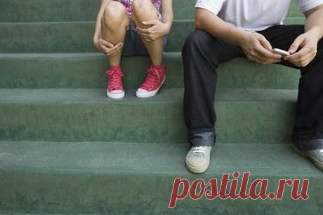 Парень прочитал одно сообщение в смартфоне девушки и расстался с ней