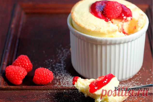 Лимонное суфле, восхитительный вкус которого отлично подчеркнет малиновый сироп.