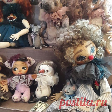 Небольшой фотоотчет с #dollrendezvousinparis Кукол (нормальных, без уродств) остается все меньше на этом мероприятии. Все больше, так сказать, странных, не понятных для нашего восприятия. В карусель загрузила небольшую часть понравившихся работ. Знакомьтесь #kanikuli_v_parize #Paris