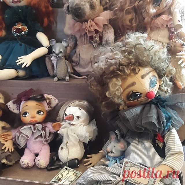 Небольшой фотоотчет с #dollrendezvousinparis Кукол (нормальных, без уродств) остается все меньше на этом мероприятии. Все больше, так сказать, странных, не понятных для нашего восприятия. В карусель загрузила небольшую часть понравившихся работ. Знакомьтесь #kanikuli_v_parize #Paris