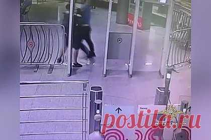 Нападение с ножом на сотрудника московского метро показали на видео