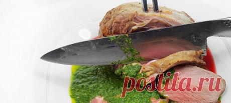 Баранья нога с зеленым соусом