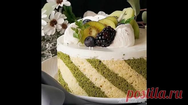 ПОЛОСАТЫЙ ЙОГУРТОВЫЙ ТОРТ С КИВИ.

Очень красивый и простой в приготовлении торт!

- Ингредиенты:

Бисквит:
4 яйца,
3/4 стакана сахарного песка,
1 стакан муки,
1/2 ст.л. порошка матча,
сахарная пудра.

Йогуртовый мусс:
360 гр. йогурта,
120 гр. гранулированного сахара,
https://vk.com/tort_recept ,
200 гр. сливок,
1 ст.л. желатина (порошкового),
2 ст.л. воды.

Декор:
2 киви,
черника и ежевика,
петрушка французская.

- Как приготовить:

Разогреть духовку до 180 градусов.
Жела...