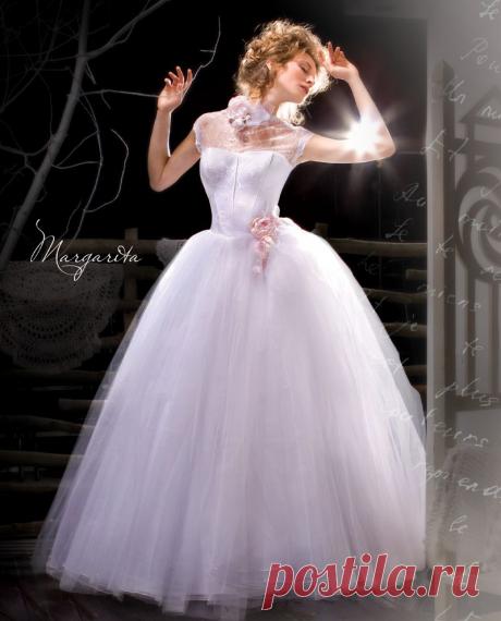 Ах, нет! Не говорите мне о нем!..
Наталья Якубчик
Ах, нет! Не говорите мне о нем!
Мне с сердцем со своим не совладать.
Опалена душа моя огнем
И я судьбу не в силах разгадать.
Что суждено, что грезится в тумане?
Прошу, не говорите мне о нем!
Внутри давно базальтом застываю,
И в море слез тону я день за днем.
Да, не напоминайте ж мне о нем!
Еще сама я горечь не забыла,
И лед разлуки не отколотила,
Лужайка чувств не поросла быльем...
Ах, нет! прошу, вы только говорите!
Наклоны замеча