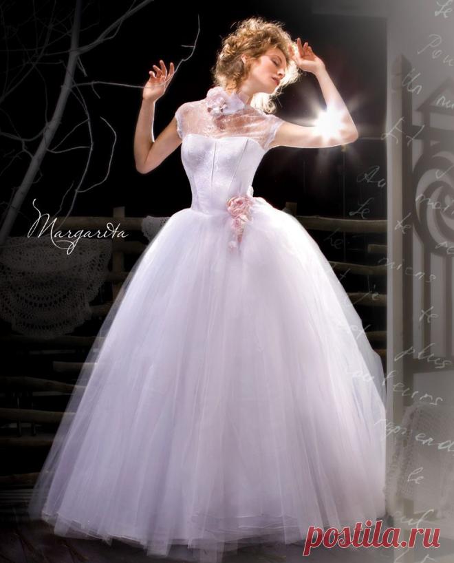 Ах, нет! Не говорите мне о нем!..
Наталья Якубчик
Ах, нет! Не говорите мне о нем!
Мне с сердцем со своим не совладать.
Опалена душа моя огнем
И я судьбу не в силах разгадать.
Что суждено, что грезится в тумане?
Прошу, не говорите мне о нем!
Внутри давно базальтом застываю,
И в море слез тону я день за днем.
Да, не напоминайте ж мне о нем!
Еще сама я горечь не забыла,
И лед разлуки не отколотила,
Лужайка чувств не поросла быльем...
Ах, нет! прошу, вы только говорите!
Наклоны замеча