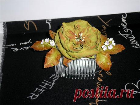 делала из зефирного фоамирана)))..Розочки посажены на гребень.Украшение лёгкое,цвета сочные,крепяться надёжно))))