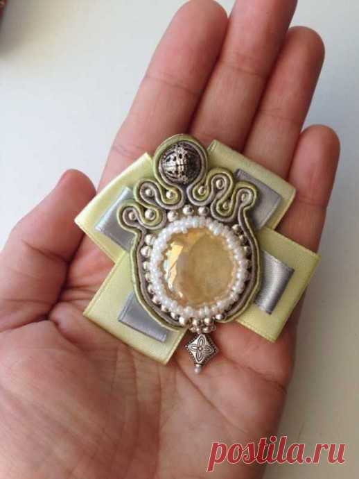 Учимся работать с сутажным шнуром: брошь
