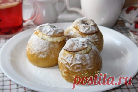 Запеченные яблоки с творогом и изюмомРецепт на 1 порцию: яблоки среднего размера 3 шт., творожная ванильная масса 100г, изюм 30г, масло сливочное 10г, сахарная пудра 10г.Яблоки вымыть, срезать верхушки, вырезать сердцевину.Творожную массу смешать с распаренным изюмом и перемешать.Яблоки начинить творожной массой. Поместить в смазанную маслом форму, накрыть "крышечками" и отправить в нагретую до 200 градусов духовку на 15 минут.При подаче посыпать сахарной пудрой.