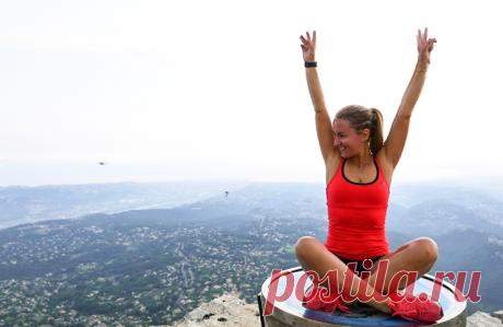 Золотые правила для девушек Плоский живот — мечта всех девушек. Но мало кто знает, что с помощью упражнений для укрепления пресса невозможно добиться его идеального состояния. Для безупречного животика полезны втягивания — таким образом ты тренируешь мышцы лучше всего.
 	Больше ходи пешком! Прогулки творят чудеса, делая форму ног великолепной.
 	Если ты приняла решение заниматься в зале, не забывай