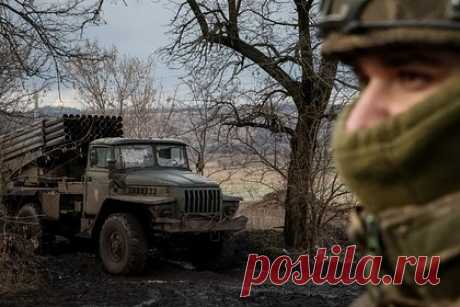 Стало известно о возобновлении учений ВСУ по форсированию Днепра. Бойцы Вооруженных сил Украины (ВСУ) тренируются форсировать Днепр в подконтрольном Киеву Запорожье. Об этом заявил глава движения «Мы вместе с Россией» Владимир Рогов. «В феврале возобновились тренировки ВСУ выше ДнепроГЭС в городе Запорожье в привязке к промзоне, это Заводский район города», — сказал он.