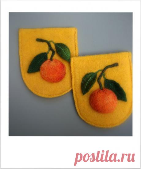 Декоративные, накладные карманы ′Мандарины′. В основе использованы шерсть, мохер. Фелтинг. Полу-объемное изображение. Размер : ширина 10,6мм, высота 12,5 мм., толщина 2 мм. Готовая работа, остается только пришить к изделию. Подходит для сарафана, кофты, джемпера и др. изделиям из шерсти, вельвета, драпа. Подразумевается аккуратная ручная стирка.