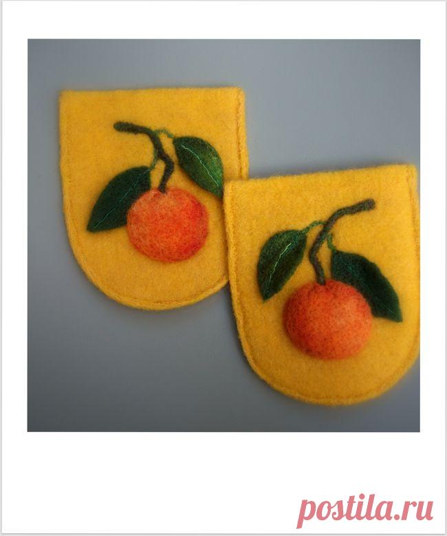 Декоративные, накладные карманы ′Мандарины′. В основе использованы шерсть, мохер. Фелтинг. Полу-объемное изображение. Размер : ширина 10,6мм, высота 12,5 мм., толщина 2 мм. Готовая работа, остается только пришить к изделию. Подходит для сарафана, кофты, джемпера и др. изделиям из шерсти, вельвета, драпа. Подразумевается аккуратная ручная стирка.