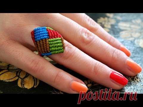Разноцветное квадратное кольцо макраме