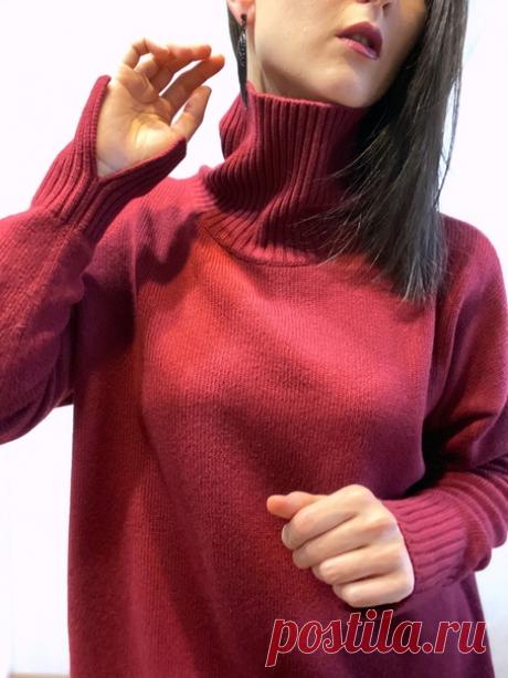 Я не завидую, я не завидую, я не завидую - повторяла я как мантру, когда упаковывала это чудо-свитер А не завидовать почти невозможно - это одна из лучших фактур, которую я держала в руках То самое сливочное масло, бархатный Baby Cashmere классического бордового цвета...
...
Теперь о деталях. Так как подобного кроя (#любимыйсвитер_kamelias) у Заказчицы уже есть, стали мы придумывать новые обработки, чтобы не повторяться:
- заменили резинку 1/1 на промышленную 2/2;
- удлини...