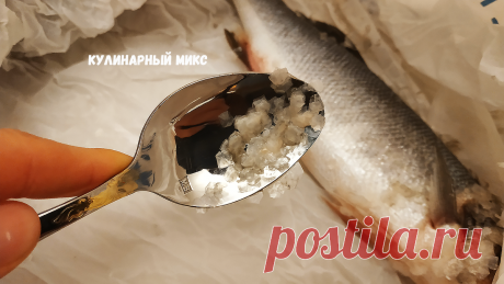 Как я чищу рыбу от чешуи за 1 минуту без ножа и специальных приспособлений (а ещё чешуя не разлетается по сторонам) | Кулинарный Микс | Яндекс Дзен
