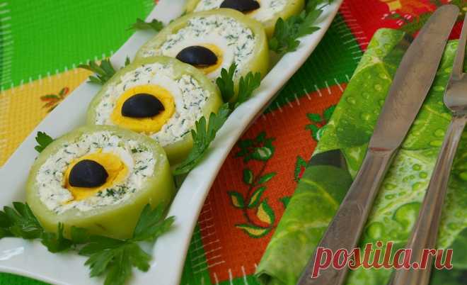 Вкусная холодная закуска «Кошачий взгляд»: на праздничный стол - Блогурец Вкусная холодная закуска, по своему виду, очень напоминает кошачьи глаза: отсюда и название. Оригинальным видом она сразу привлекает к себе внимание: нравится такое блюдо и взрослым, и детям. Да и вкус просто замечательный: сочетание болгарского перца с сыром, чесноком и куриными яйцами – бесподобное. Особенно радует то, что приготовить ее можно очень быстро и из …
