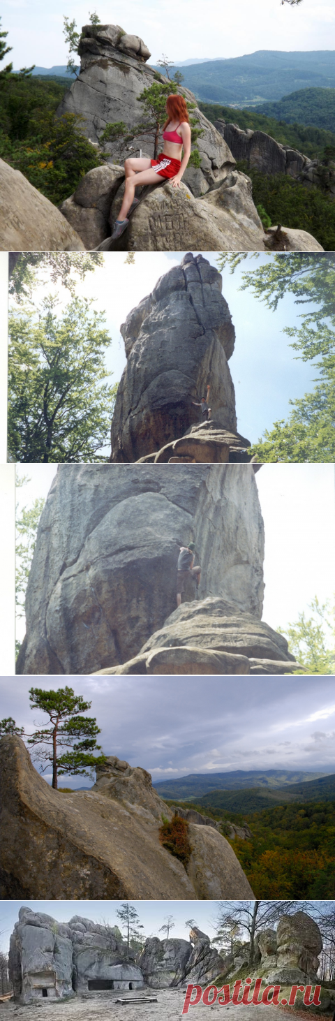 Высота скал – до 80 метров. На них висят скалолазы.
Скалы окружены сосновым лесом (есть, даже пихта) и виднеются горы: Параска, Ключ и Лопата.