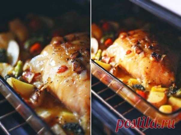 Индейка с грушами и брокколи в кисло-сладком соусе

Ингредиенты:

Индейка
Соль, базилик, душистый перец
Груша - 3 шт.
Брокколи замороженные
Картофель
Лук
Морковь
Чеснок
Сахар
Кисло-сладкий соус (сделать любой самим или купить в магазине)

Приготовление:

1. Индейку разморозить, натереть солью, приправами на вкус, измельченным базиликом. положить в контейнер вместе с раздавленным чесноком и душистым перцем, смазав оливковым маслом. держать ночь в холодильнике.
утром постави...