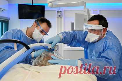 Пациентов с COVID-19 из Нидерландов стали отправлять в Германию. Нидерланды стали отправлять пациентов с COVID-19 в Германию из-за нехватки мест в больницах. Первых больных отправили во вторник, 23 ноября, из Роттердама в немецкий город Бохум. Показатель загруженности больниц пациентами с COVID-19 в Нидерландах достиг самого высокого уровня с мая и, по прогнозам, продолжит расти.