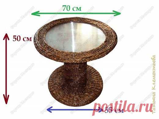 Столик из газетных трубочек для дачи Ещё летом сплела столик для дачи. Для основы использовала бросовый материал: пластмассовую катушку из-под кабеля, сотовый поликарбонат, старые газеты. Очень удачные размеры, так как по высоте совпадают с подлокотником кресла. Ниже можно посмотреть видео мастер-класс , но более подробно описываю при помощи фотографий.