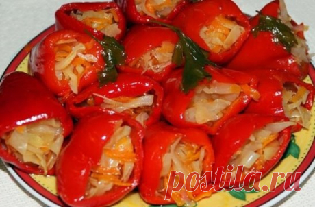 Вкусная капуста на зиму - 3 рецепта!
Ставьте "класс" и сохраняйте рецепты у себя на страничке!
Предлагаем вашему вниманию несколько простых и интересных рецептов для зимней заготовки капусты. Хотя нет уверенности в том, что приготовленную таким образом капусту вы не съедите  раньше наступления зимних холодов:)
Итак:
1. Болгарский перец, фаршированный капустой
Ингредиенты:
2 больших головки белокочанной капусты,
25 – 30 шт. болгарского перца,
3-4 морковки,
2 литра воды,
200 г. уксуса,
3 ст. л