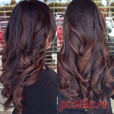 Выбери и покажи парикмахеру: 33 примера окрашивания для блондинок, брюнеток и рыжих БЛОНДИНКИ
Блондинки правят Голливудом: в рекламных кампаниях и на экранах — только они. Во главе «отряда» — Марго Робби, чье имя у всех на устах.

 

Темные корни она возводит в тренд и намеренно небрежно укладывает волосы — а все повторяют. Похожее окрашивание у Кары Делевинь и Хлои Морец.