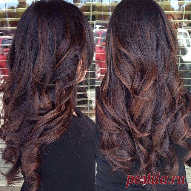 Выбери и покажи парикмахеру: 33 примера окрашивания для блондинок, брюнеток и рыжих БЛОНДИНКИ
Блондинки правят Голливудом: в рекламных кампаниях и на экранах — только они. Во главе «отряда» — Марго Робби, чье имя у всех на устах.

 

Темные корни она возводит в тренд и намеренно небрежно укладывает волосы — а все повторяют. Похожее окрашивание у Кары Делевинь и Хлои Морец.