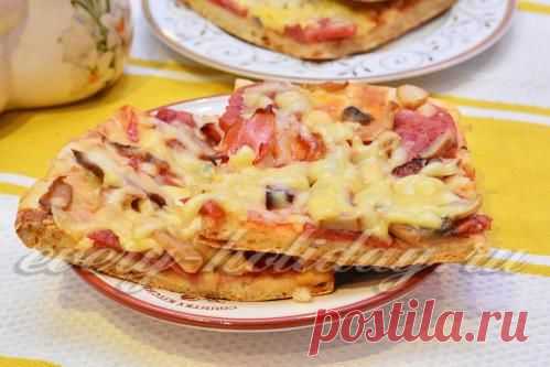 Пицца с колбасой, грибами и сыром
