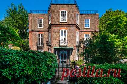 Дом Шарля де Голля выставили на продажу в Лондоне. В элитном лондонском районе Хампстед выставили на продажу дом, где в середине XX века жил французский генерал Шарль де Голль — основатель и первый президент Пятой республики. Коттедж, построенный в середине XVIII века, оценили в 15 миллионов фунтов (1,5 миллиарда рублей).