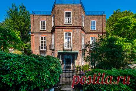 Дом Шарля де Голля выставили на продажу в Лондоне. В элитном лондонском районе Хампстед выставили на продажу дом, где в середине XX века жил французский генерал Шарль де Голль — основатель и первый президент Пятой республики. Коттедж, построенный в середине XVIII века, оценили в 15 миллионов фунтов (1,5 миллиарда рублей).